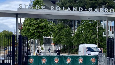 PLJAČKA NA ROLAN GAROSU: Lopovi s teniskog kompleksa u Bulonjskoj šumi odneli plen od preko 30.000 evra u novcu i nakitu PLJAČKA NA ROLAN GAROSU: Lopovi s teniskog kompleksa u Bulonjskoj šumi odneli plen od preko 30.000 evra u novcu i nakitu