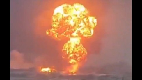 JEMEN U PLAMENU: Snimci vazdušnih napada Izraela na Hute, gori luka u El Hudaidi (VIDEO) JEMEN U PLAMENU: Snimci vazdušnih napada Izraela na Hute, gori luka u El Hudaidi (VIDEO)