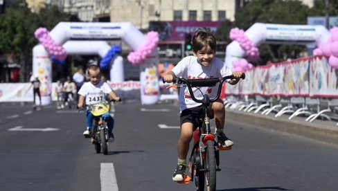 DECA NA TOČKIĆIMA OSVOJILA CENTAR: Na potezu od Londona do Palate Albanija juče održana 25. Beogradska rolerijada plus DECA NA TOČKIĆIMA OSVOJILA CENTAR: Na potezu od Londona do Palate Albanija juče održana 25. Beogradska rolerijada plus