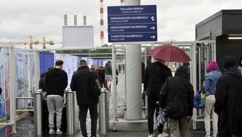 NOVOSTI UKAZALE DA NEMA ĆIRILICE NA BAS: Gradonačelnik Šapić tražio od uprave nove autobuske stanice da zameni pismo na info-tablama NOVOSTI UKAZALE DA NEMA ĆIRILICE NA BAS: Gradonačelnik Šapić tražio od uprave nove autobuske stanice da zameni pismo na info-tablama