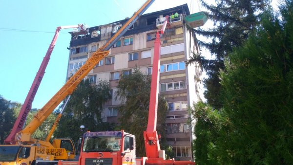 СТАНОВИ У ПЕПЕЛУ БЕЗ ОСИГУРАЊА: Житељи Браничевске 22 у Пожаревцу са зебњом чекају зиму СТАНОВИ У ПЕПЕЛУ БЕЗ ОСИГУРАЊА: Житељи Браничевске 22 у Пожаревцу са зебњом чекају зиму