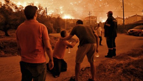 APOKALIPTIČNI PRIZORI NA JUGU GRČKE: Vatrena stihija guta sve pred sobom (FOTO) APOKALIPTIČNI PRIZORI NA JUGU GRČKE: Vatrena stihija guta sve pred sobom (FOTO)