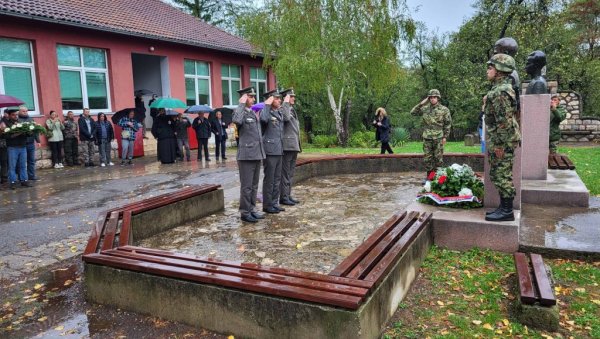 ОБЕЛЕЖЕНА ГОДИШЊИЦА ПОГИБИЈЕ ВОЈНИКА ЈНА СТОЈАДИНА МИРКОВИЋА ИЗ ГОРЊИХ ЛЕСКОВИЦА: Синђелић са Повлена међу бесмртницима ОБЕЛЕЖЕНА ГОДИШЊИЦА ПОГИБИЈЕ ВОЈНИКА ЈНА СТОЈАДИНА МИРКОВИЋА ИЗ ГОРЊИХ ЛЕСКОВИЦА: Синђелић са Повлена међу бесмртницима