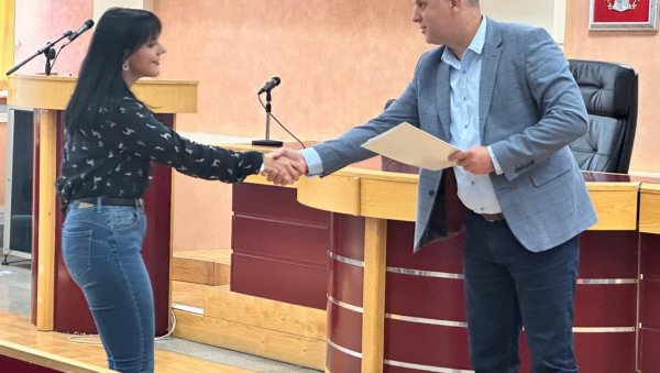 НАГРАДЕ НАЈБОЉИМ СТУДЕНТИМА: Општина Лазаревац доделила уговоре најуспешнијим академцима НАГРАДЕ НАЈБОЉИМ СТУДЕНТИМА: Општина Лазаревац доделила уговоре најуспешнијим академцима