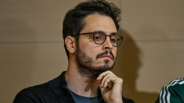 ИСТИНУ СВАКО ТУМАЧИ КАКО МУ ОДГОВАРА: Редитељ Вељко Мићуновић, за Новости, уочи премијере комада Искупљење ИСТИНУ СВАКО ТУМАЧИ КАКО МУ ОДГОВАРА: Редитељ Вељко Мићуновић, за Новости, уочи премијере комада Искупљење