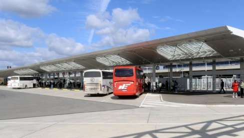 SA BAS-A ISPRAĆENO 1.300 VOZILA: Nova autobuska stanica u Bloku 42 na Novom Beogradu puna ljudi, osoblje pomaže putnicima da se snađu SA BAS-A ISPRAĆENO 1.300 VOZILA: Nova autobuska stanica u Bloku 42 na Novom Beogradu puna ljudi, osoblje pomaže putnicima da se snađu