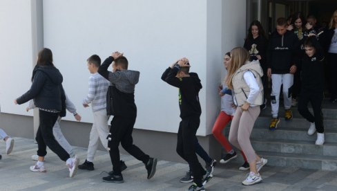PODIZANJE SVESTI ČUVA ŽIVOTE: Kraljevčani redovno sprovode obuku o ponašanju prilikom zemljotresa PODIZANJE SVESTI ČUVA ŽIVOTE: Kraljevčani redovno sprovode obuku o ponašanju prilikom zemljotresa