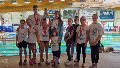 ZA PLIVAČE POSEJDONA DEVET MEDALJA: Sjajni rezultati Paraćinaca na Kupu Kragujevca ZA PLIVAČE POSEJDONA DEVET MEDALJA: Sjajni rezultati Paraćinaca na Kupu Kragujevca
