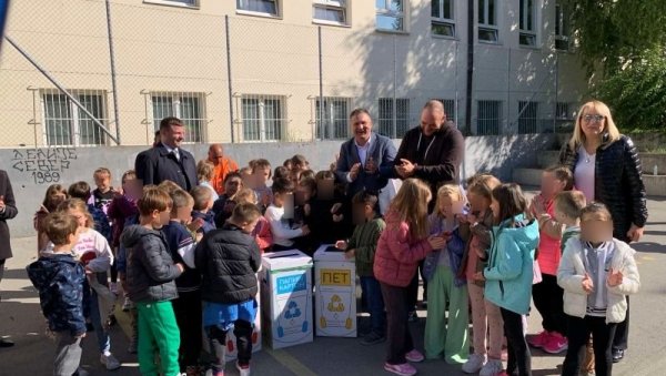 КО РЕЦИКЛИРА - БУДУћНОСТ БИРА: Школе на Зведзари у акцији очувања животне средине КО РЕЦИКЛИРА - БУДУћНОСТ БИРА: Школе на Зведзари у акцији очувања животне средине