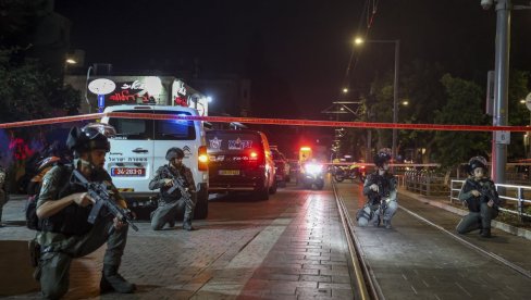 IZREŠETAN AUTOBUS JUŽNO OD JERUSALIMA: U terorističkom napadu među ranjenima i dvanaestogodišnjak IZREŠETAN AUTOBUS JUŽNO OD JERUSALIMA: U terorističkom napadu među ranjenima i dvanaestogodišnjak