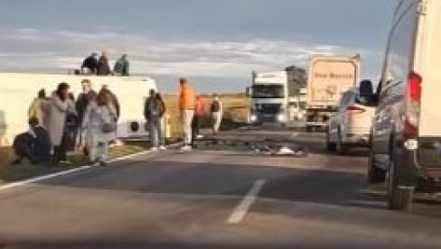 PRVI SNIMAK TEŠKE NESREĆE KOD NOVOG SADA: U sudaru lokalnog autobusa i auta poginuo vozač putničkog automobila (VIDEO) PRVI SNIMAK TEŠKE NESREĆE KOD NOVOG SADA: U sudaru lokalnog autobusa i auta poginuo vozač putničkog automobila (VIDEO)