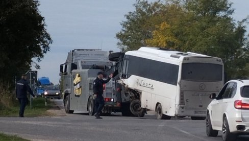 TINEJDŽER POGINUO, 36 POVREĐENO: Novi detalji teške saobraćajne nesreće kod Inđije TINEJDŽER POGINUO, 36 POVREĐENO: Novi detalji teške saobraćajne nesreće kod Inđije