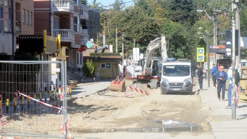 GUŽVE PO ČITAVOM BEOGRADU: Zbog radova ogromni zastoji oko Kumodraške, u ulici kod Bogoslovije, zatvorena i Drajzerova (FOTO) GUŽVE PO ČITAVOM BEOGRADU: Zbog radova ogromni zastoji oko Kumodraške, u ulici kod Bogoslovije, zatvorena i Drajzerova (FOTO)