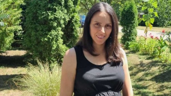 ЈЕЛЕНА ПОСЛЕ ПРВЕНЦА РОДИЛА БЛИЗНАКИЊЕ, А НА ТРЕЋЕМ ПОРОЂАЈУ ТРОЈКЕ: Кућа Крнића у селу Конак од јуче још богатија ЈЕЛЕНА ПОСЛЕ ПРВЕНЦА РОДИЛА БЛИЗНАКИЊЕ, А НА ТРЕЋЕМ ПОРОЂАЈУ ТРОЈКЕ: Кућа Крнића у селу Конак од јуче још богатија