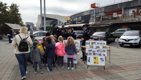 DECA SE DRUŽILA SA POLICAJCIMA: Manifestacija na platou novosadskom SPENSA povodom projekta Zajedno i bezbedno kroz detinjstvo DECA SE DRUŽILA SA POLICAJCIMA: Manifestacija na platou novosadskom SPENSA povodom projekta Zajedno i bezbedno kroz detinjstvo