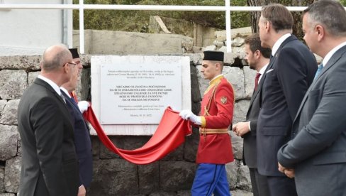 NAKLON IBRAHIMOVIĆA PRED PLOČOM U MORINJU: Potpredsednik Vlade podilazi Hrvatima, sa ministrom Franom Matušićem, odao počast žrtvama NAKLON IBRAHIMOVIĆA PRED PLOČOM U MORINJU: Potpredsednik Vlade podilazi Hrvatima, sa ministrom Franom Matušićem, odao počast žrtvama