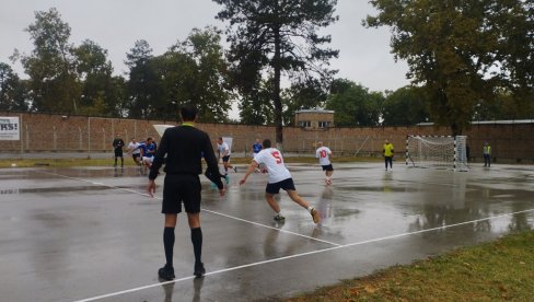 SLAVILI SA 3:0: Odigrana fudbalska utakmica između osuđenika KPZ Beograd (Padinska skela) i veterana FK „Partizan“ SLAVILI SA 3:0: Odigrana fudbalska utakmica između osuđenika KPZ Beograd (Padinska skela) i veterana FK „Partizan“
