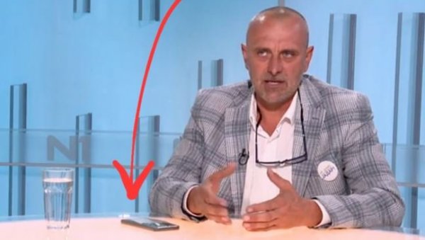 ЛИЦЕМЕР: Борац против литијума на сто ставио свој телефон са литијумском батеријом! ЛИЦЕМЕР: Борац против литијума на сто ставио свој телефон са литијумском батеријом!