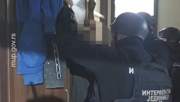 УХАПШЕНИ ПРИПАДНИЦИ ДВЕ ОРГАНИЗОВАНЕ КРИМИНАЛНЕ ГРУПЕ ЗБОГ КРИЈУМЧАРЕЊА МИГРАНАТА: Терете се за најмање 178 транзита преко Србије и Бих УХАПШЕНИ ПРИПАДНИЦИ ДВЕ ОРГАНИЗОВАНЕ КРИМИНАЛНЕ ГРУПЕ ЗБОГ КРИЈУМЧАРЕЊА МИГРАНАТА: Терете се за најмање 178 транзита преко Србије и Бих