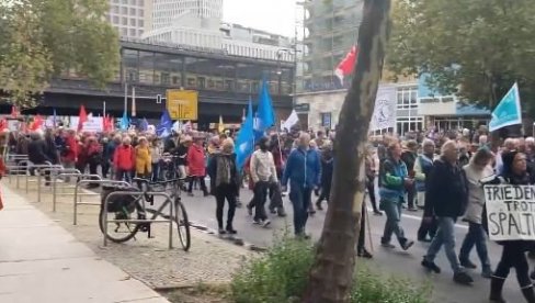 HILJADE LJUDI OKUPIRALO ULICE BERLINA: Ovo je razlog njihovog nezadovoljstva (VIDEO) HILJADE LJUDI OKUPIRALO ULICE BERLINA: Ovo je razlog njihovog nezadovoljstva (VIDEO)