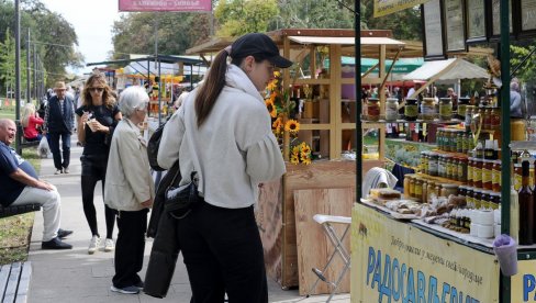 TEGLA MEDA 1.200 DINARA: U Tašmajdanskom parku otvoren 50. tradicionalni Međunarodni sajam pčelarstva TEGLA MEDA 1.200 DINARA: U Tašmajdanskom parku otvoren 50. tradicionalni Međunarodni sajam pčelarstva