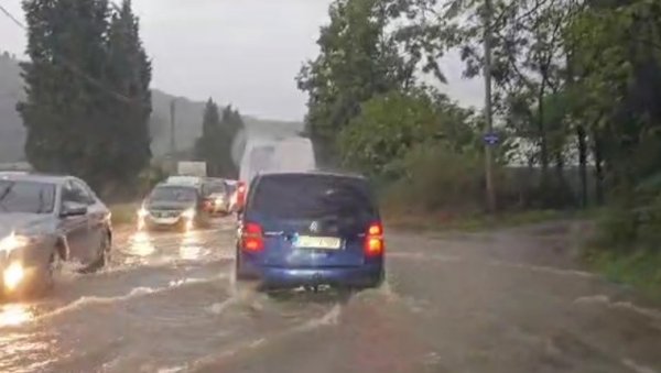 СНАЖНО НЕВРЕМЕ У ТРЕБИЊУ: Поплављене улице у центру града