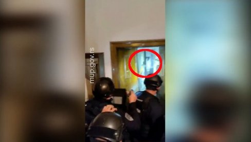 VLADIMIRE, BACI SEKIRU: Pogledajte kako je policija savladala muškarca na Vračaru koji je povredio dve osobe (VIDEO) VLADIMIRE, BACI SEKIRU: Pogledajte kako je policija savladala muškarca na Vračaru koji je povredio dve osobe (VIDEO)