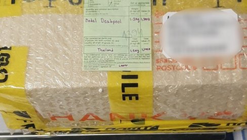 KILOGRAM I PO MARIHUANE U POŠTANSKOJ POŠILJCI: Droga stigla sa Tajlanda za primaoca u Crvenki KILOGRAM I PO MARIHUANE U POŠTANSKOJ POŠILJCI: Droga stigla sa Tajlanda za primaoca u Crvenki