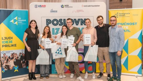POSLOVNI IZAZOV ZA SREDNJOŠKOLCE: Lekovi iz prirode i život na selu bili najbolji POSLOVNI IZAZOV ZA SREDNJOŠKOLCE: Lekovi iz prirode i život na selu bili najbolji