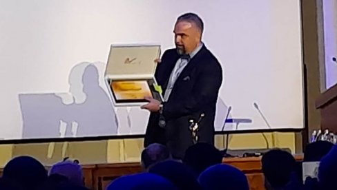 JEDINICE NE RAČUNA U PROSEK: Nastavnik fizike iz Zaječara Mladen Šljivović proglašen za najboljeg, prvi dobio i nagradu Prosvetitelj JEDINICE NE RAČUNA U PROSEK: Nastavnik fizike iz Zaječara Mladen Šljivović proglašen za najboljeg, prvi dobio i nagradu Prosvetitelj