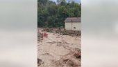 VODENA BUJICA OPKOLILA ČOVEKA: Objavljen dramatičan snimak akcije spasavanja (VIDEO) VODENA BUJICA OPKOLILA ČOVEKA: Objavljen dramatičan snimak akcije spasavanja (VIDEO)