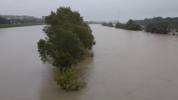 ПАНИКА И У ХРВАТСКОЈ: Поплављене бројне куће, страхује се да најгоре није прошло ПАНИКА И У ХРВАТСКОЈ: Поплављене бројне куће, страхује се да најгоре није прошло