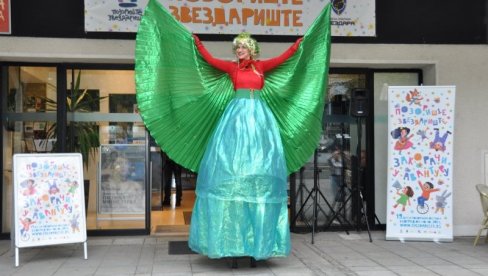 MAŠTA UMESTO MOBILNIH: Otvoren najveći regionalni dečiji pozorišni festival Zvezdarište MAŠTA UMESTO MOBILNIH: Otvoren najveći regionalni dečiji pozorišni festival Zvezdarište