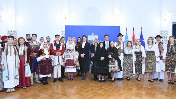 БИСЕРНА ГРАНА НАШЕ БАШТИНЕ : На фестивалу учесници из осам земаља БИСЕРНА ГРАНА НАШЕ БАШТИНЕ : На фестивалу учесници из осам земаља