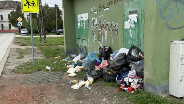 ДИВЉА ДЕПОНИЈА ПОРЕД ПУТА У ЦЕНТРУ ГРАДА: Неоговорни грађани бацају смеће по Зрењанину ДИВЉА ДЕПОНИЈА ПОРЕД ПУТА У ЦЕНТРУ ГРАДА: Неоговорни грађани бацају смеће по Зрењанину