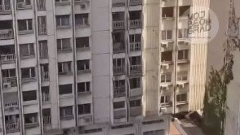 OTPAO DEO FASADE U BLOKU 30 NA NOVOM BEOGRADU: Delovi rasuti svuda po ulici (VIDEO) OTPAO DEO FASADE U BLOKU 30 NA NOVOM BEOGRADU: Delovi rasuti svuda po ulici (VIDEO)