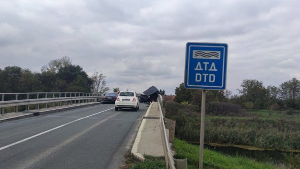 ПРЕТИ МУ ДО 12 ГОДИНА ЗАТВОРА: Возач који је изазвао несрећу код Бачког Петровца и погибију мајке троје деце приведен у тужилаштво ПРЕТИ МУ ДО 12 ГОДИНА ЗАТВОРА: Возач који је изазвао несрећу код Бачког Петровца и погибију мајке троје деце приведен у тужилаштво