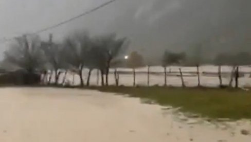 PODIVLJALA REKA NOSI SVE PRED SOBOM, MEŠTANI ODSEČENI OD SVETA: Obilne padavine izazvale opštu pometnju i u Crnoj Gori (VIDEO) PODIVLJALA REKA NOSI SVE PRED SOBOM, MEŠTANI ODSEČENI OD SVETA: Obilne padavine izazvale opštu pometnju i u Crnoj Gori (VIDEO)