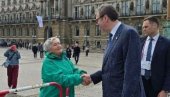 U PAUZI IZMEĐU SASTANAKA: Vučić prošetao ulicama Hamburga (VIDEO) U PAUZI IZMEĐU SASTANAKA: Vučić prošetao ulicama Hamburga (VIDEO)