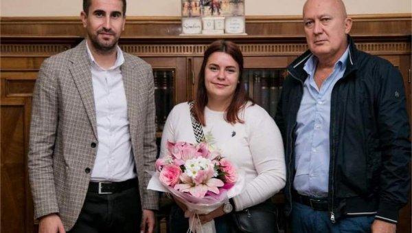 МЕЂУ ОБЛАЦИМА ГА ВРАТИЛА У ЖИВОТ: Млада Јована Лалић, из Сомбора, спасла живот путнику у авиону МЕЂУ ОБЛАЦИМА ГА ВРАТИЛА У ЖИВОТ: Млада Јована Лалић, из Сомбора, спасла живот путнику у авиону