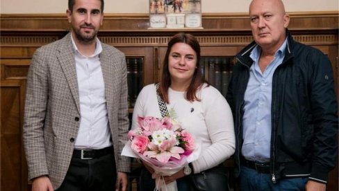 MEĐU OBLACIMA GA VRATILA U ŽIVOT: Mlada Jovana Lalić, iz Sombora, spasla život putniku u avionu MEĐU OBLACIMA GA VRATILA U ŽIVOT: Mlada Jovana Lalić, iz Sombora, spasla život putniku u avionu