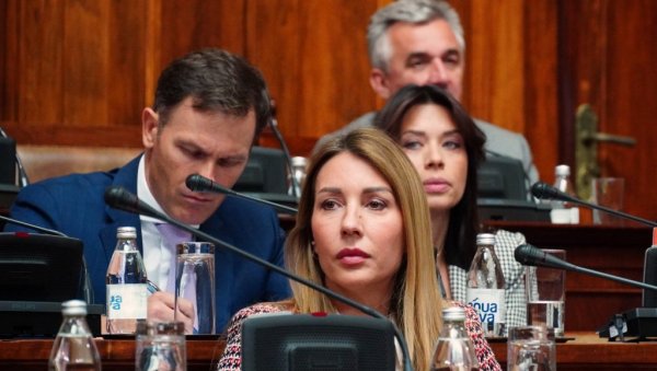 СРАМНО ПОНАШАЊЕ ОПОЗИЦИЈЕ: Посланик коалиције НАДА изнео претње на рачун министарке Дубравке Ђедовић-Хандановић! СРАМНО ПОНАШАЊЕ ОПОЗИЦИЈЕ: Посланик коалиције НАДА изнео претње на рачун министарке Дубравке Ђедовић-Хандановић!