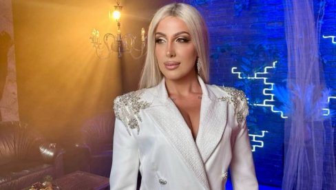 ESTRADA OTKINULA NA PESMU MLADE PEVAČICE: Masovno je dele po mrežama, a iza svega se krije neobična priča (FOTO/VIDEO) ESTRADA OTKINULA NA PESMU MLADE PEVAČICE: Masovno je dele po mrežama, a iza svega se krije neobična priča (FOTO/VIDEO)