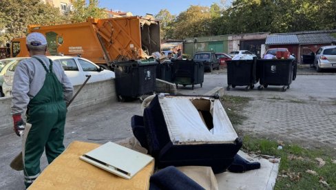 STARI NAMEŠTAJ NA PARKINGU ZA AUTOMOBILE: Neodgovorni Zrenjaninac napravio haos (FOTO) STARI NAMEŠTAJ NA PARKINGU ZA AUTOMOBILE: Neodgovorni Zrenjaninac napravio haos (FOTO)