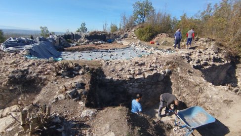 PETRUS OTKRIO SVE ZIDOVE DVORANE: Paraćinski Zavičajni muzej započeo sistematska istraživanja najvećeg brdskog utvrđenja PETRUS OTKRIO SVE ZIDOVE DVORANE: Paraćinski Zavičajni muzej započeo sistematska istraživanja najvećeg brdskog utvrđenja