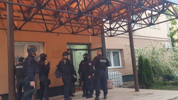 MALTRETIRANJE SRBA U ZVEČANU: Tзв. косовска полиција ухапсила шесдесет четворогодишњег Србина MALTRETIRANJE SRBA U ZVEČANU: Tзв. косовска полиција ухапсила шесдесет четворогодишњег Србина