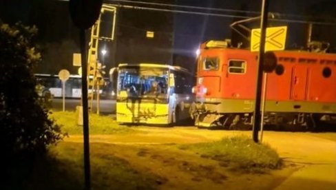 AUTOBUS I LOKOMOTIVA SE SUDARILI NA PRUŽNOM PRELAZU U SMEDEREVU: Nema povređenih, pričinjena manja materijalna šteta AUTOBUS I LOKOMOTIVA SE SUDARILI NA PRUŽNOM PRELAZU U SMEDEREVU: Nema povređenih, pričinjena manja materijalna šteta
