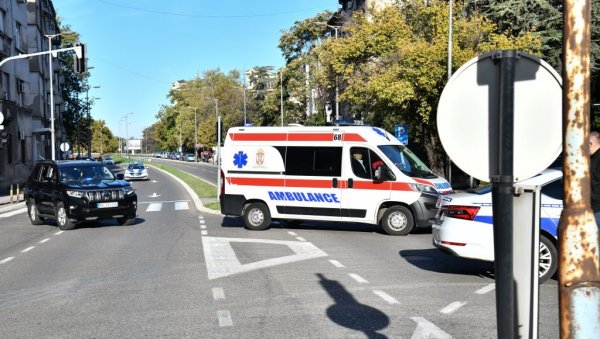 ДЕЧАК КОЈИ ЈЕ ПОЧИНИО МАСАКР У РИБНИКАРУ СТИГАО У СПЕЦИЈАЛНИ СУД: Довезен колима Хитне помоћи, у пратњи полиције (ФОТО) ДЕЧАК КОЈИ ЈЕ ПОЧИНИО МАСАКР У РИБНИКАРУ СТИГАО У СПЕЦИЈАЛНИ СУД: Довезен колима Хитне помоћи, у пратњи полиције (ФОТО)