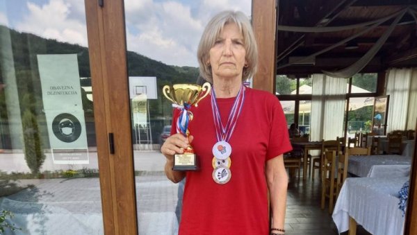 КУГЛАЊЕ ЈЕ МОЈ ЖИВОТ: Миланка Петровић (75) из Јагодине, најстарија куглашица у Поморавском округу КУГЛАЊЕ ЈЕ МОЈ ЖИВОТ: Миланка Петровић (75) из Јагодине, најстарија куглашица у Поморавском округу