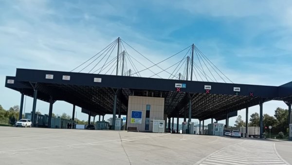 ДЕТАЉНА КОНТРОЛЕ ПРИШТИНЕ: На Мердару километарске колоне камиона ДЕТАЉНА КОНТРОЛЕ ПРИШТИНЕ: На Мердару километарске колоне камиона